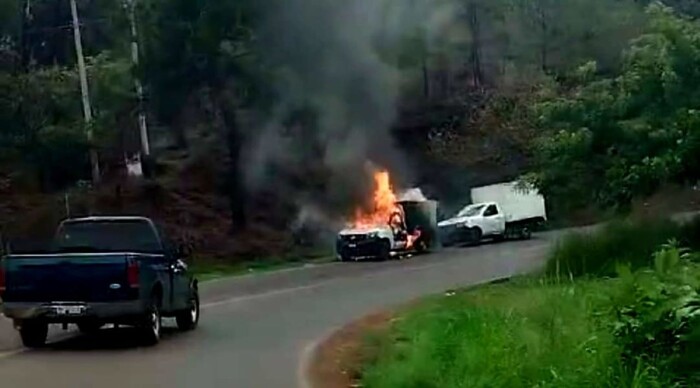 #Video | Delincuentes roban camioneta repartidora y la queman en la Uruapan-Lombardía