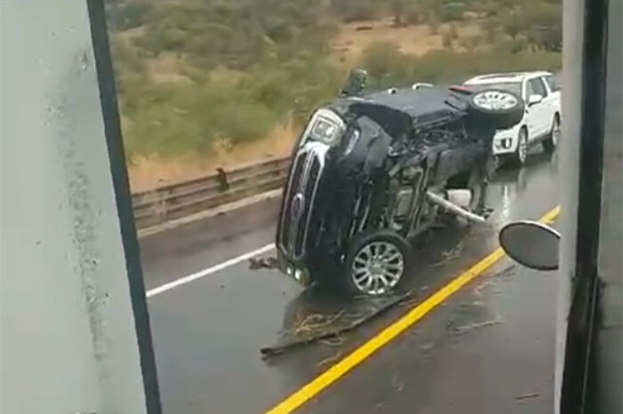 VIDEO | Derrapa camioneta en la Siglo XXI y acaba volcada sobre un costado