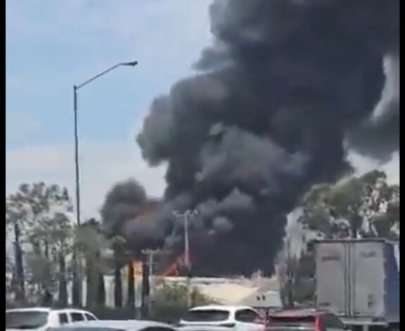 #Video | ¡Desastre en Cuautitlán Izcalli! Empresa automotriz en llamas en zona industrial