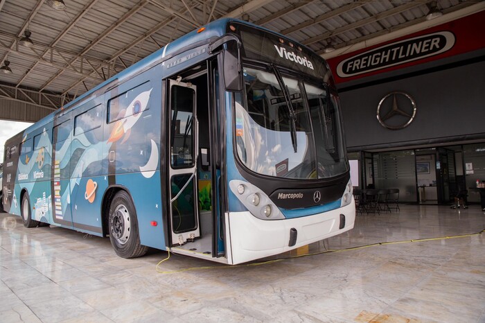 #Video | Dona Mercedes Benz al DIF Michoacán autobús para ludo biblioteca móvil