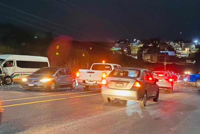 #Video | Dos muertos y siete heridos, saldo de choque vehicular múltiple en el camino Morelia-Recinto Ferial