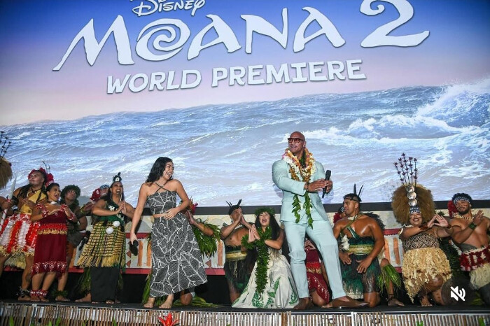 VIDEO |Dwayne Johnson sorprende con sus pasos de baile en la premier de Moana 2