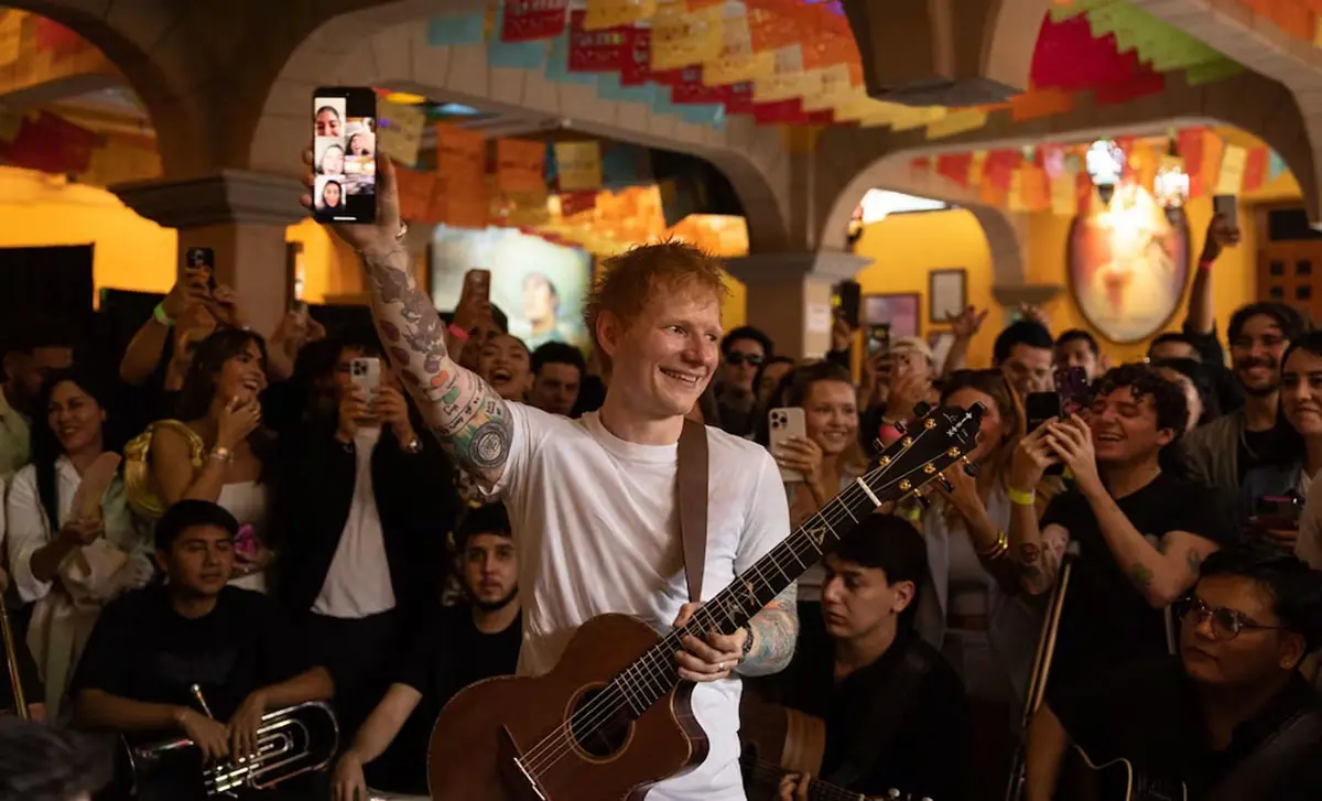 #Video: Ed Sheeran sorprende a sus fans con mini show en bar de CDMX