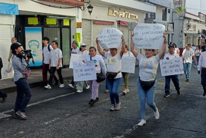 #Video | Empleados municipales de Uruapan y transportistas marchan en memoria del alcalde Carlos Manzo