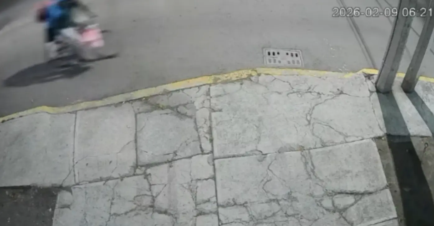 #VIDEO: En Toluca un padre e hija son atropellados de camino a la escuela