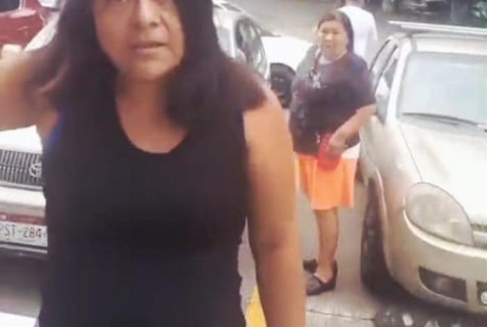 VIDEO | Entre un hombre y dos mujeres propinan golpiza a empleado de una Farmacia Guadalajara