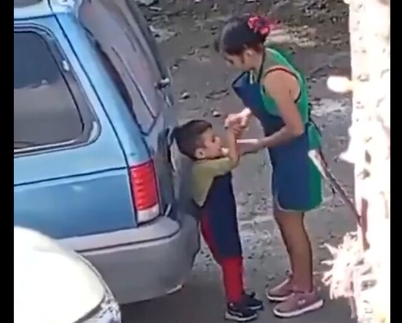 #Video | Escalofriante video muestra a una mujer agrediendo brutalmente a un niño en el Estado de México