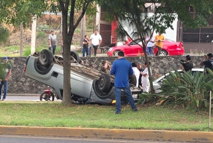 #Video | Fallecen dos alumnas de la UNICLA al volcar su camioneta, en la Calzada Benito Juárez