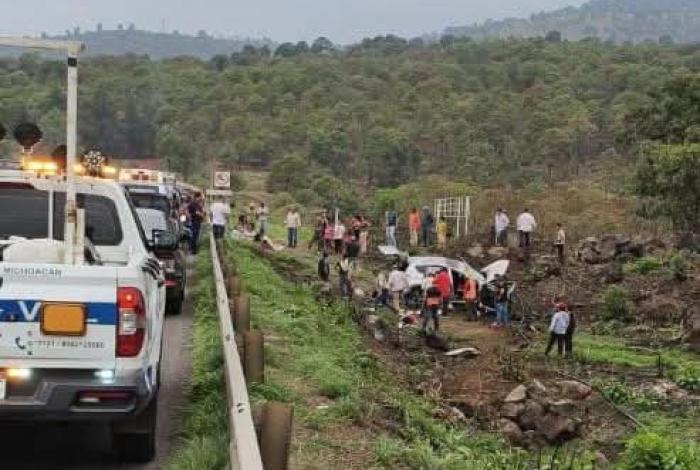 #Video /Familia lesionada, tras aparatoso accidente en la autopista Uruapan-Pátzcuaro