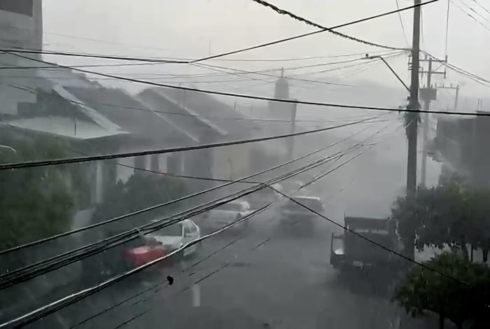 #Video | Fuerte aguacero, rayos, truenos y fuertes vientos, en Uruapan