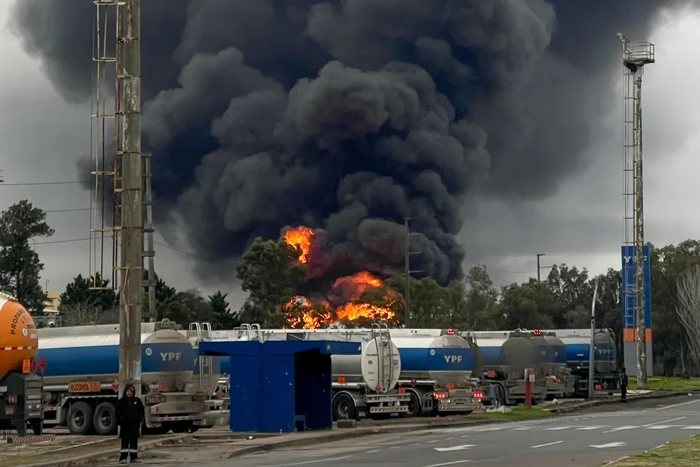 #Video | Fuerte incendio en la refinería más grande de Argentina en Buenos Aires