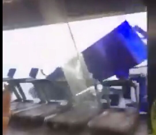 #Video | Fuertes lluvias provocan la caída de un ventanal en el gimnasio Total Fitness 220