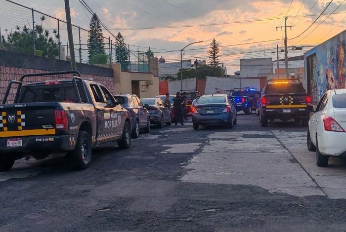 #Video | Graban el momento justo del robo de una camioneta en Morelia; detienen a los 2 robacarros tras persecución