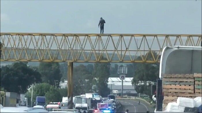 #Video | Hombre amaga con arrojarse de lo alto de puente peatonal en la Morelia-Salamanca