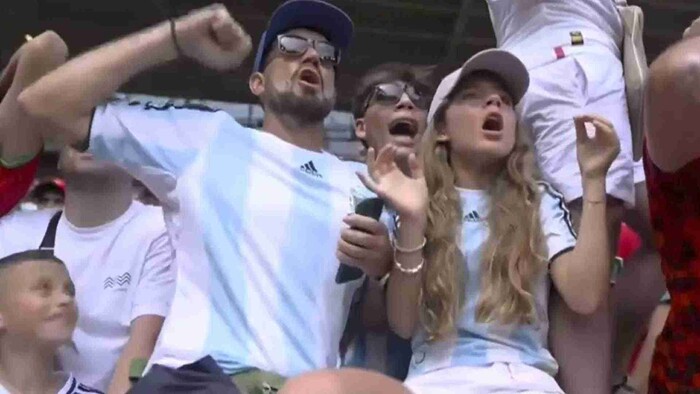 Video: Hombre dejó caer a una joven desde las gradas mientras celebraba gol de Argentina