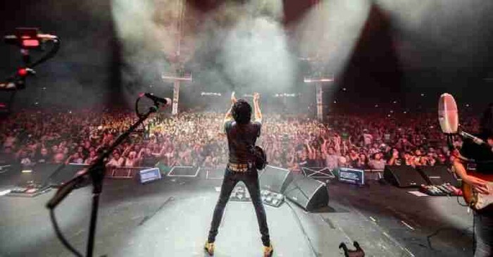 #Video: Hombre esparce las cenizas de su amigo en concierto de Caifanes