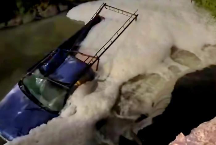 #Video | Hombre herido al caer con su camioneta a canal de aguas negras, en Uruapan