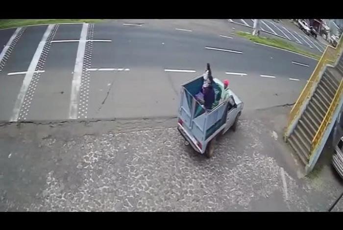 #Video | Imprudente maniobra provoca fuerte choque en Huiramba; hay tres lesionados