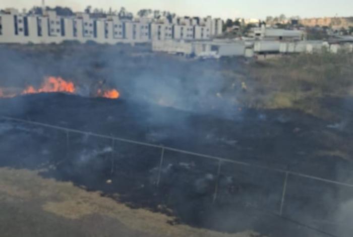 Video | Incendio de pastizales genera densas nubes de humo en zona habitacional entre Tarímbaro y Morelia
