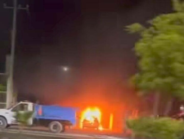 #Video / Incendio de taxi moviliza a cuerpos de emergencia en Apatzingán