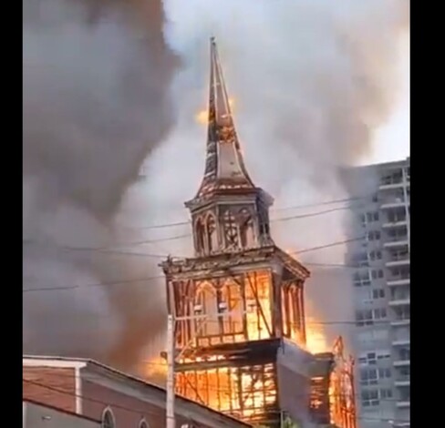 #Video | Incendio devasta la emblemática Iglesia San Francisco de Iquique y derrumba sus torres