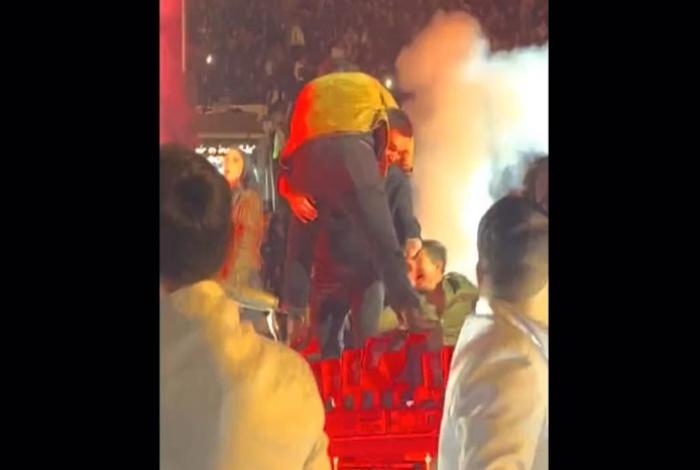Video | Josi Cuen y Paul Stanley protagonizan caída en pleno escenario durante concierto de Juntos
