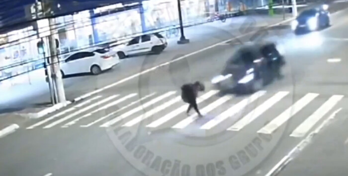 #Video | Joven de 20 años atropella a madre e hija en una avenida de Brasil