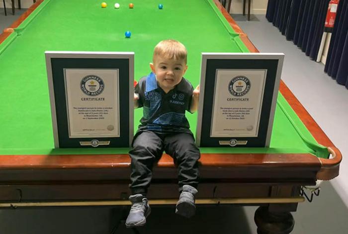 VIDEO | Él es Jude Owens, el niño británico de 2 años que ya posee dos Récord Guiness de billar