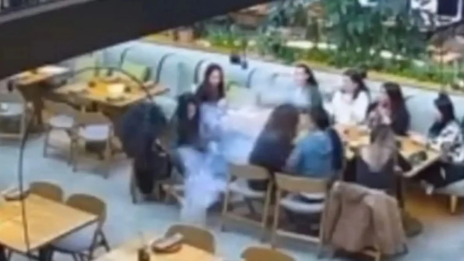#Video: Le explota pila de celular mientras desayunaba con sus amigas en restaurante