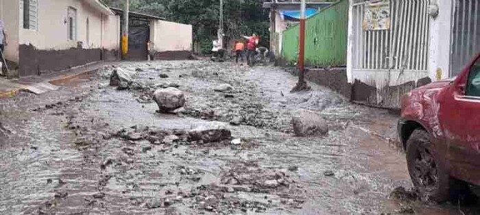 #VIDEO: Lluvia provoca avalancha de lodo en Tlilapan, Veracruz