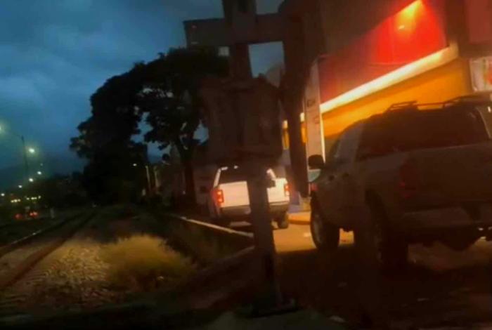 #Video | Localizan cadáver quemado y mutilado en un baldío de la colonia Industrial, en Morelia