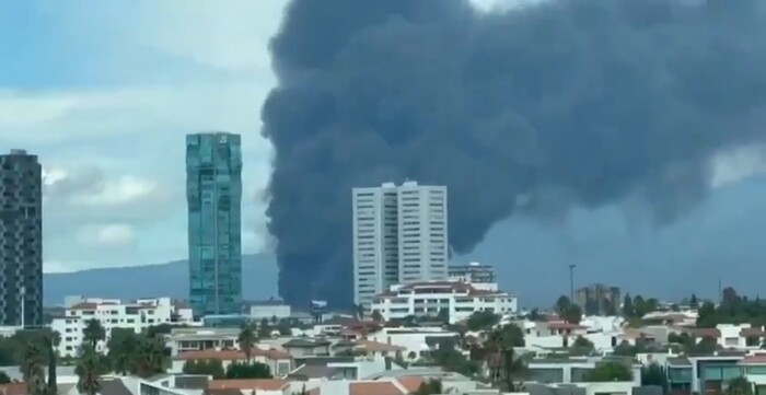 #Video | Maderería de Atzompa se incendia provocando una gran columna de humo