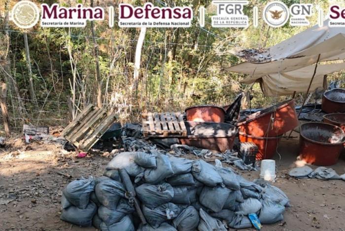 Video | Marina, SSPC y FGR desmantelan un laboratorio clandestino y aseguran 300 kilos de metanfetamina en Guerrero.