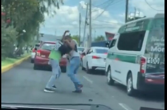 #Video | ¡Morelia se convierte en ring! Dos choferes de transporte público se enfrentan en plena Avenida