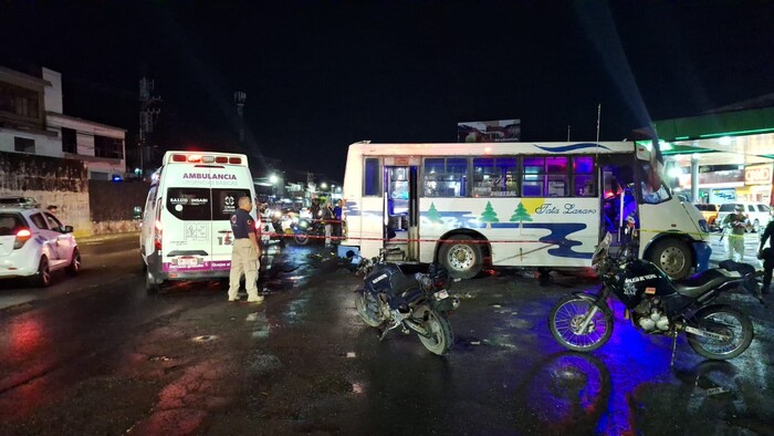 #Video | Motociclista muere al chocar contra camión urbano en Uruapan