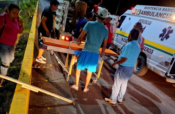 #Video | Motociclista sin luces y jugando caballitos impacta a maestros en otra moto; 3 lesionados