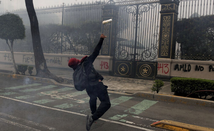 #Video | Normalistas de Ayotzinapa lanzan explosivos a la Segob de CDMX