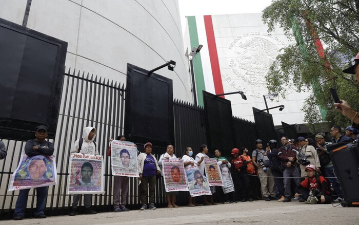 #Video | Normalistas de Ayotzinapa y padres de familia se manifiestan en el Senado