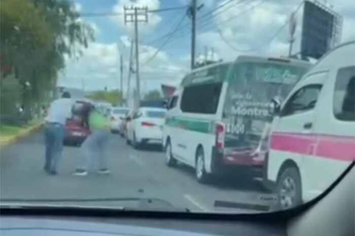 VIDEO | Otra pelea en el asfalto moreliano; ahora entre dos choferes de las rutas Rosa y Verde