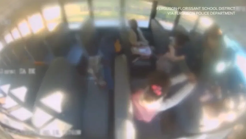 #Video: Padre fuerza a su hija a agredir una compañera menor en Missouri