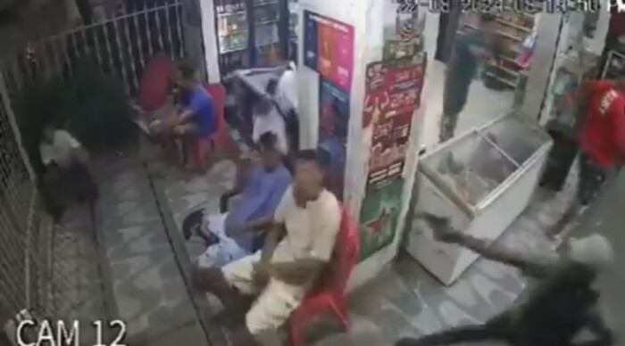 #Video | Pistolero asesina a hombre que se encontraba conviviendo en una tienda con su amigo