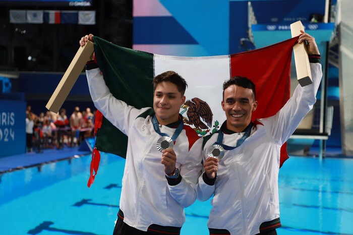 #Video | ¡Plata para México! Los clavadistas Osmar Olvera y Juan Celaya suben al podio en París 2024