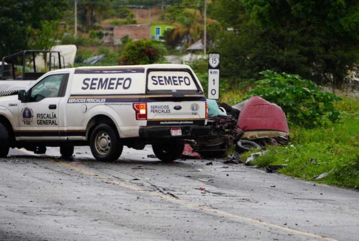 #Video | Policía de Investigación muere en choque de auto contra grúa, en la carretera Zamora -La Barca