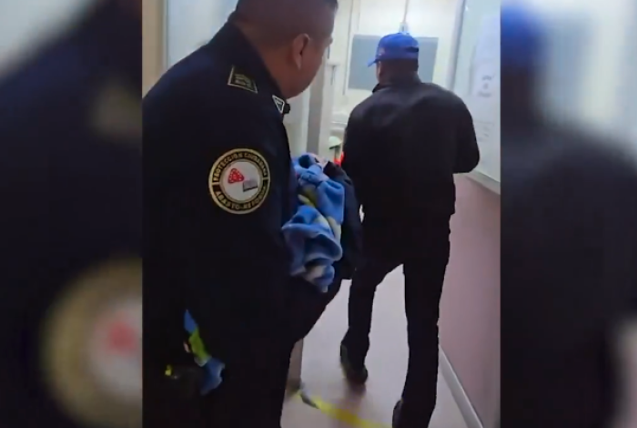 #Video | Policía encuentra a bebé abandonadO en los sanitarios de la Línea 8 del Metro y lo traslada a hospital para atención médica urgente
