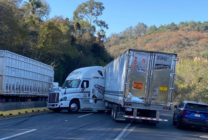 #Video | Precaución vuelca trailer pipa, en la Morelia – Pátzcuaro
