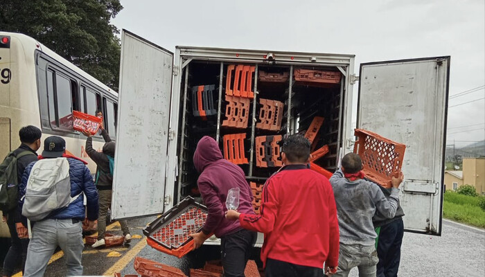 #Video | Presuntos normalistas de Tiripetío roban mercancía de camiones comerciales en la Morelia-Pátzcuaro