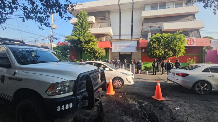 #Video | Presuntos normalistas vandalizan edificio del Iemsysem y queman vehículo, en Morelia