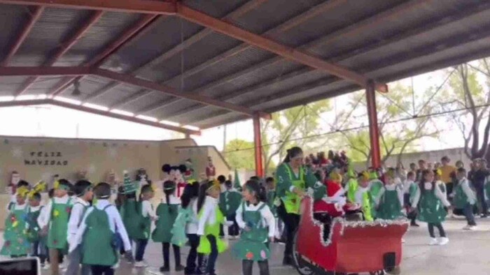 Video: Profesora transforma silla de ruedas de un alumno en trineo