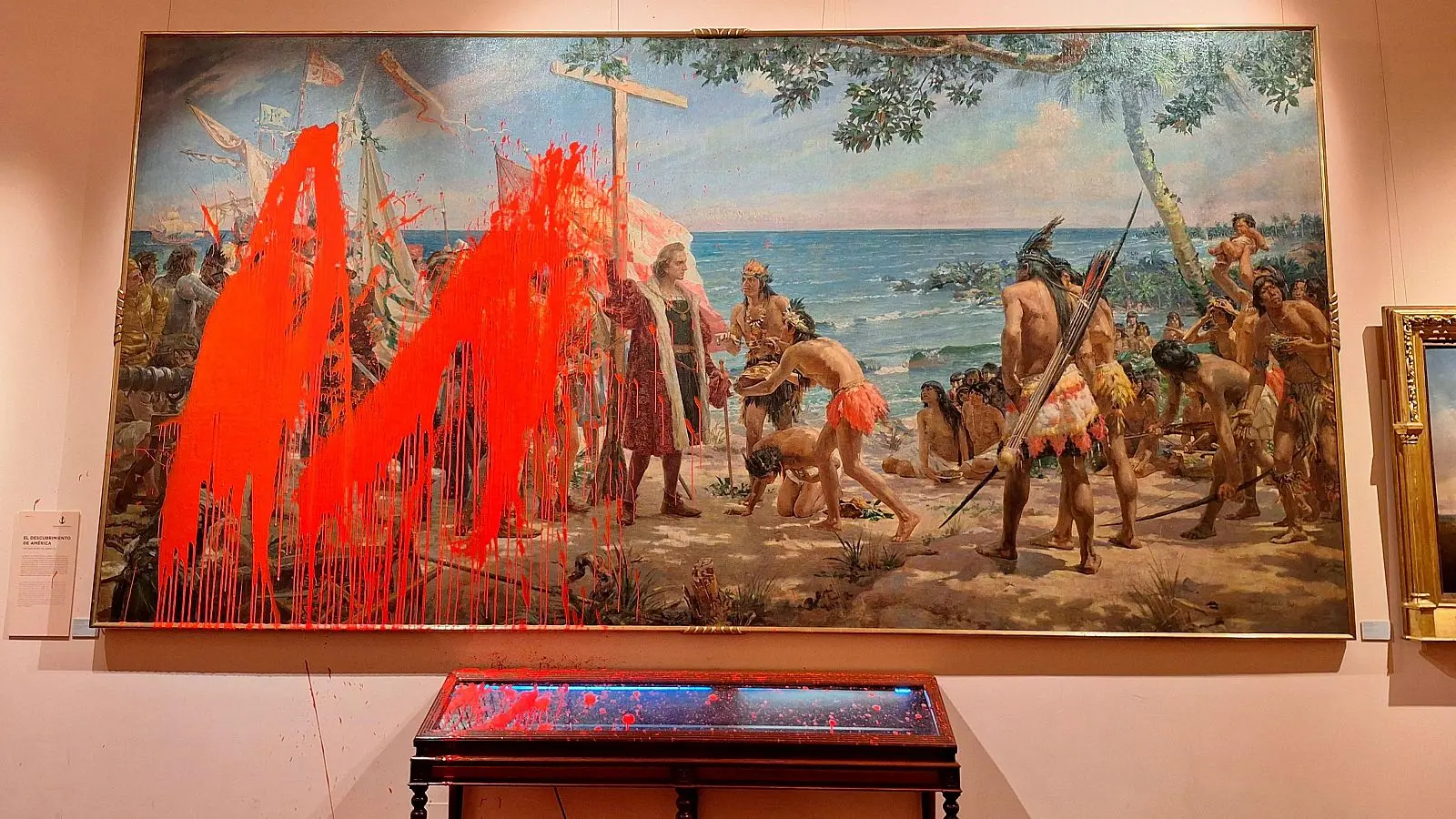#Video: Protestantes manchan con pintura roja cuadro de Cristóbal Colón en el Museo Naval de Madrid