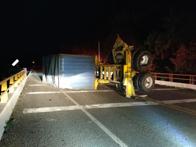 #Video | Remolque “se zafa” de tráiler y vuelca en la autopista Siglo XXI